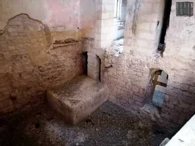 Resta visibile la muratura in pietra e i sottostanti archi del piano inferiore